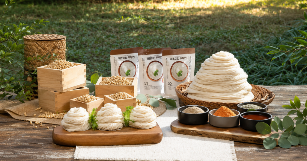 Haechomiin Tofu Noodles guide featuring the Original, Bibim Spicy Sauce and Buckwheat Soba Sauce range